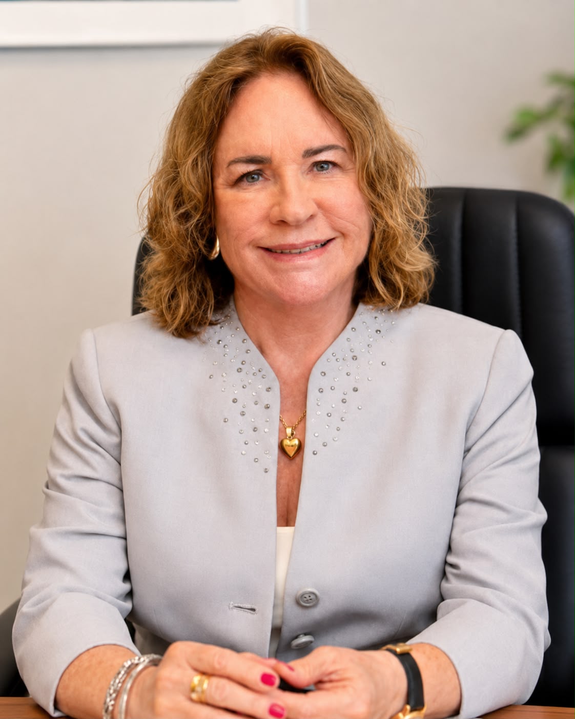 Retrato oficial da Prof. Dra. Marilda Lipp sentada em seu escritório